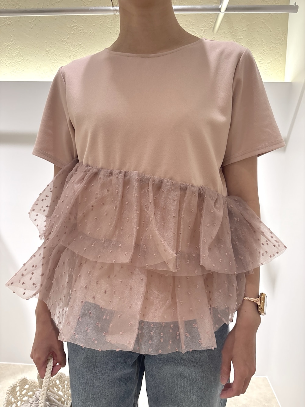 ピンク系のTシャツ/カットソー、ブルー系のデニムパンツ、ブラウン系のサンダルを着用したレディースの夏コーディネートの5枚目の写真