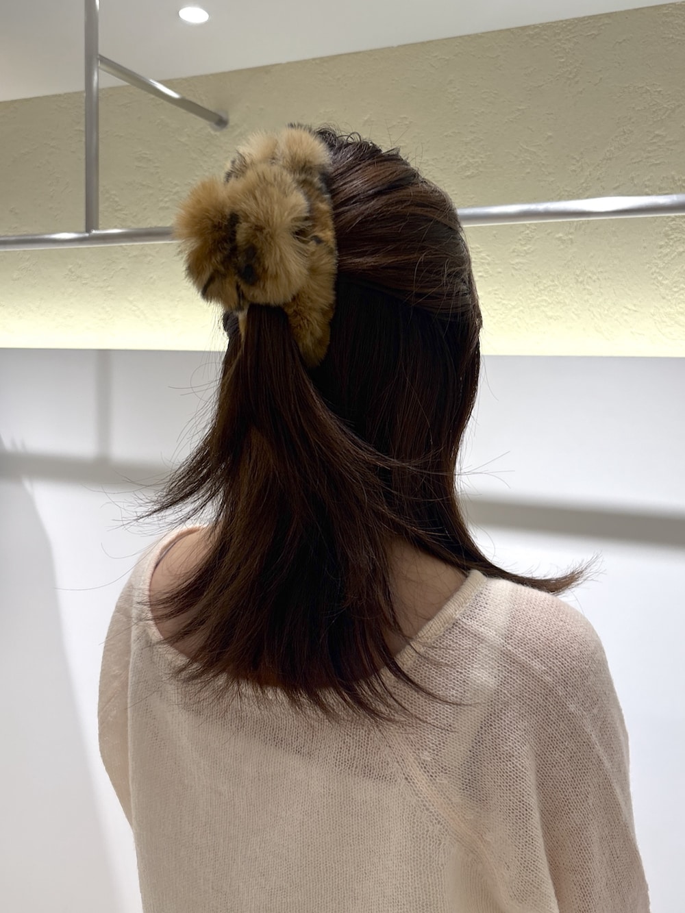 ベージュ系のニット/セーター、ブラウン系のスカート、ブラウン系のショルダーバッグを着用したレディースの夏コーディネートの8枚目の写真
