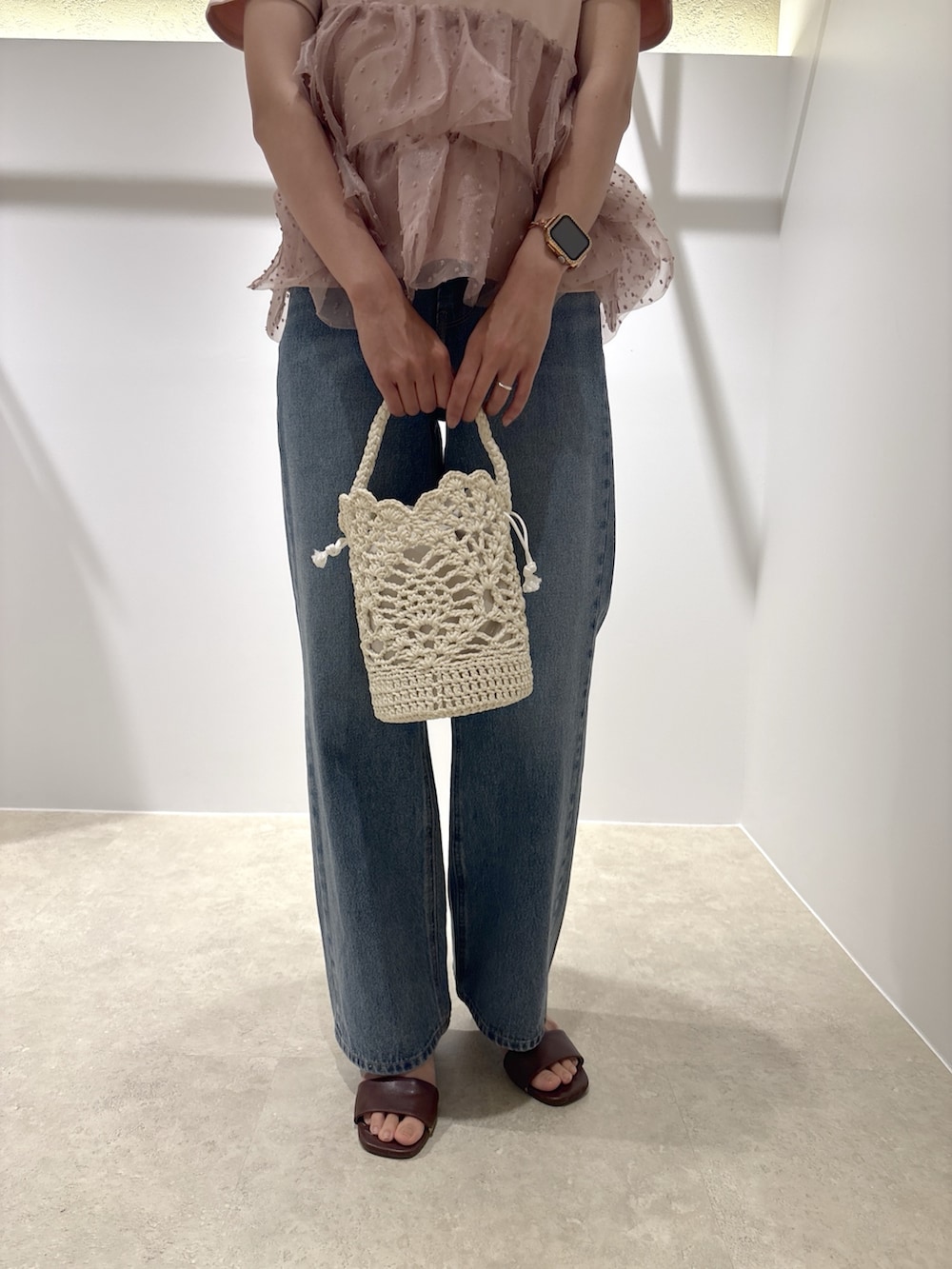 ピンク系のTシャツ/カットソー、ブルー系のデニムパンツ、ブラウン系のサンダルを着用したレディースの夏コーディネートの6枚目の写真