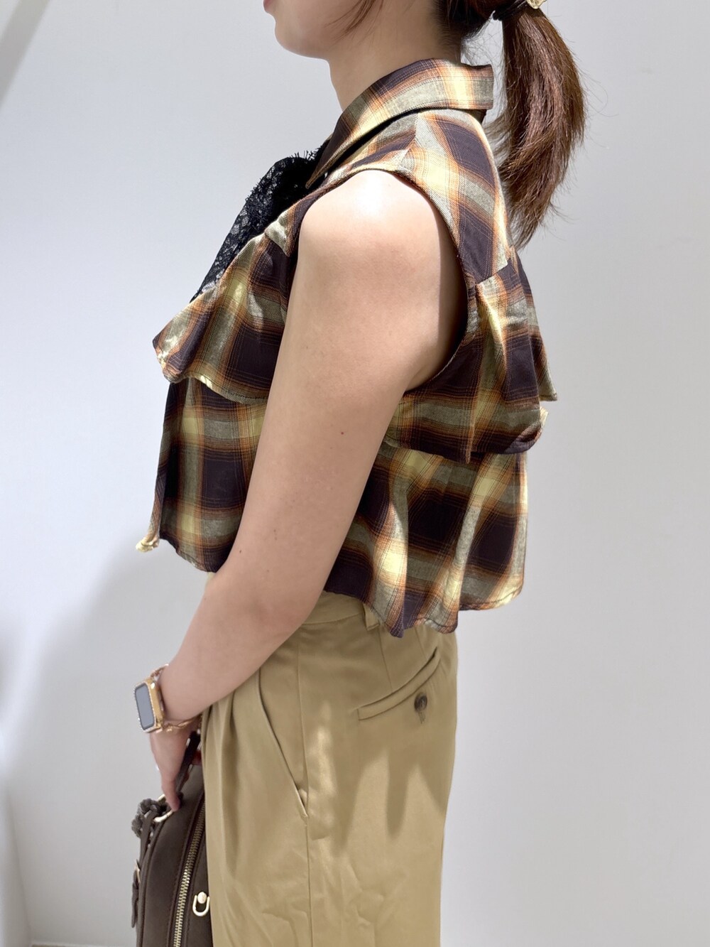 ベージュ系のシャツ/ブラウス、ベージュ系のその他パンツ、ブラウン系のサンダルを着用したレディースの夏コーディネートの8枚目の写真