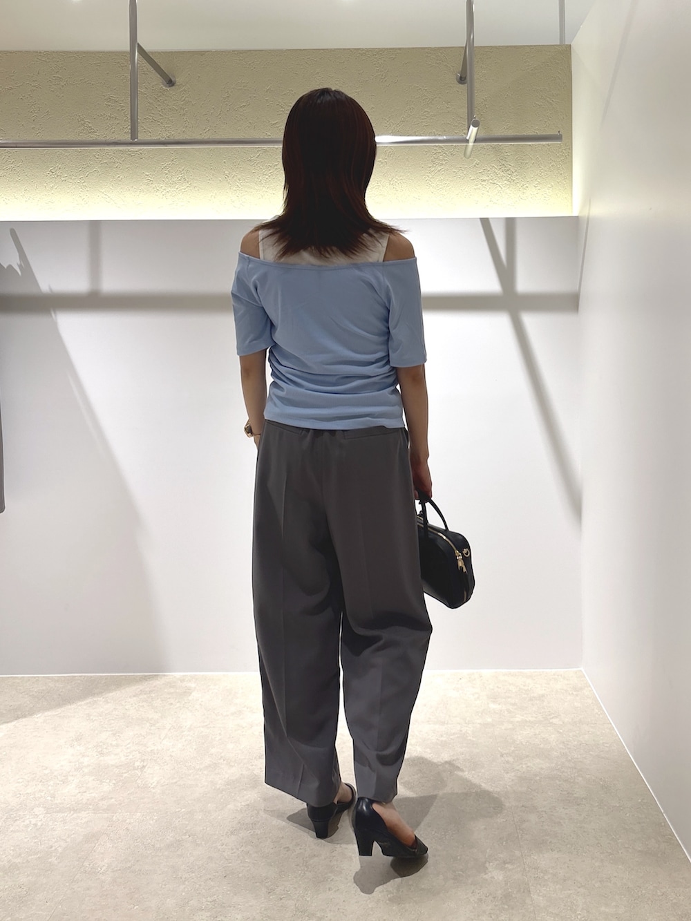 ブルー系のTシャツ/カットソー、グレー系のその他パンツ、ブラック系のサンダルを着用したレディースの夏コーディネートの3枚目の写真