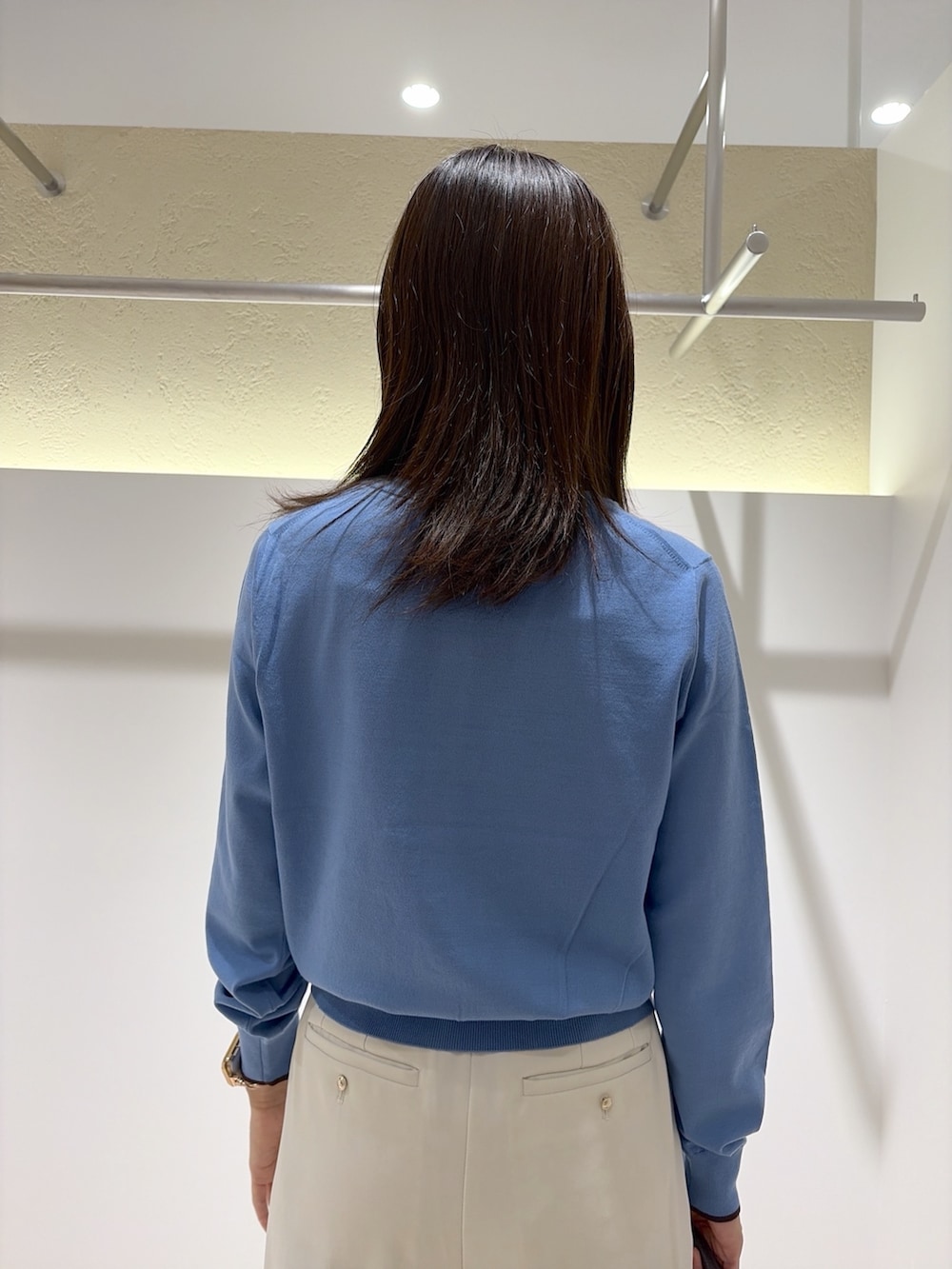 ブルー系のカーディガン/ボレロ、ホワイト系のその他パンツ、ブラウン系のブーツを着用したレディースの秋コーディネートの7枚目の写真