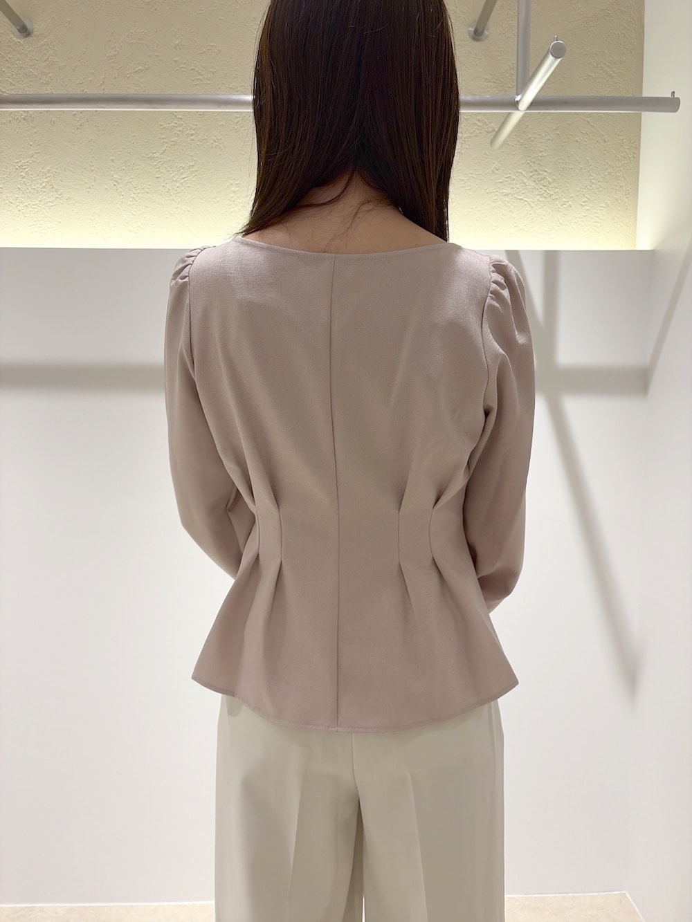 ピンク系のシャツ/ブラウス、ホワイト系のその他パンツ、ブラウン系のブーツを着用したレディースの秋コーディネートの7枚目の写真