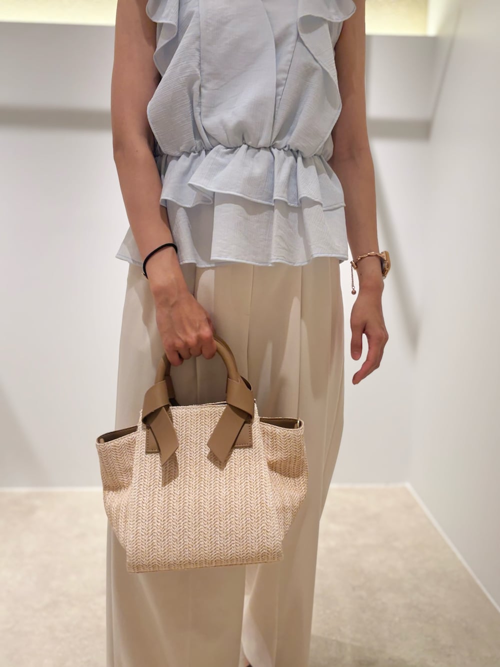 ブルー系のシャツ/ブラウス、ホワイト系のその他パンツ、ホワイト系のトートバッグを着用したレディースの夏コーディネートの8枚目の写真