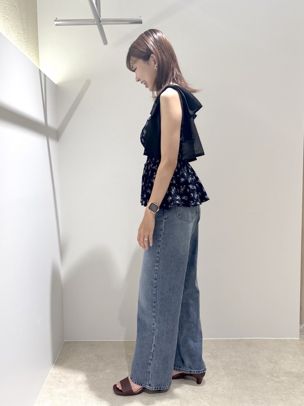 ブルー系のシャツ/ブラウス、ブルー系のデニムパンツ、ブルー系のショルダーバッグを着用したレディースの夏コーディネートの4枚目の写真