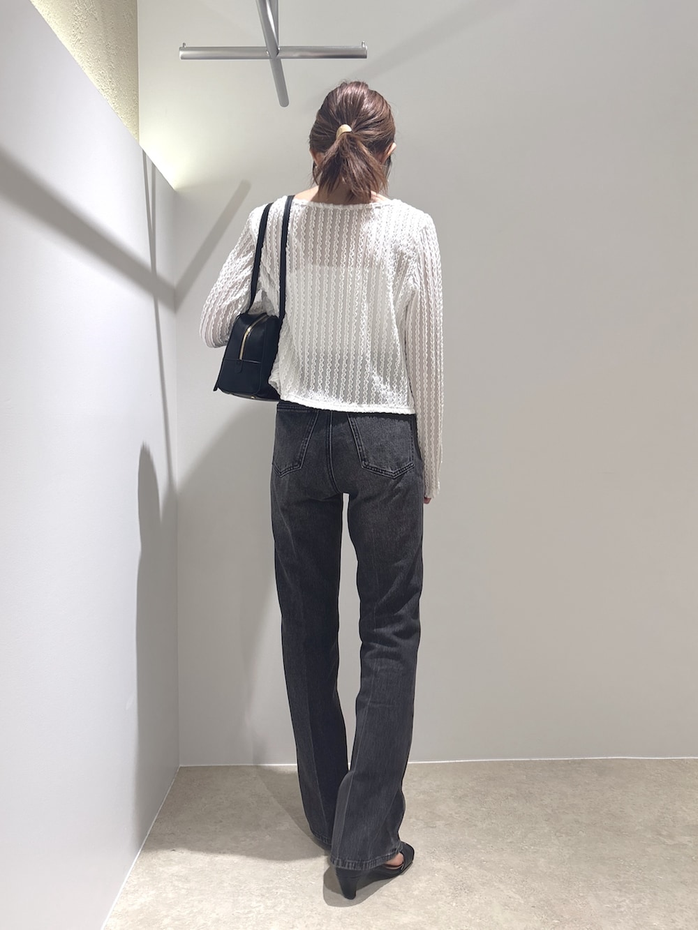 ホワイト系のカーディガン/ボレロ、ブラック系のその他パンツ、ブラック系のボストンバッグを着用したレディースの夏コーディネートの3枚目の写真