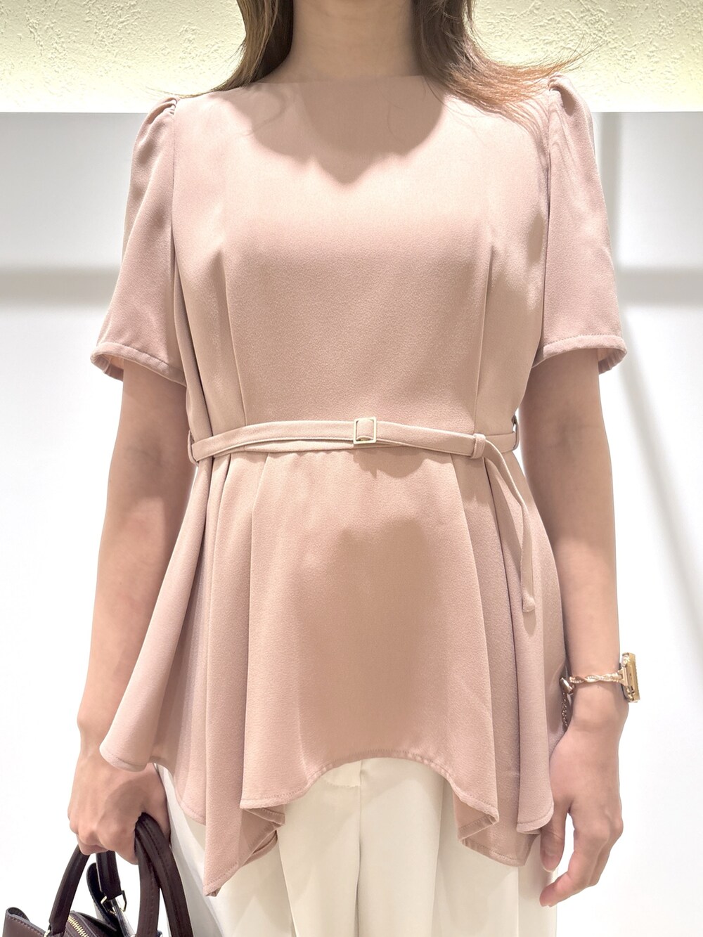 ピンク系のシャツ/ブラウス、ホワイト系のその他パンツ、ブラウン系のサンダルを着用したレディースの夏コーディネートの5枚目の写真
