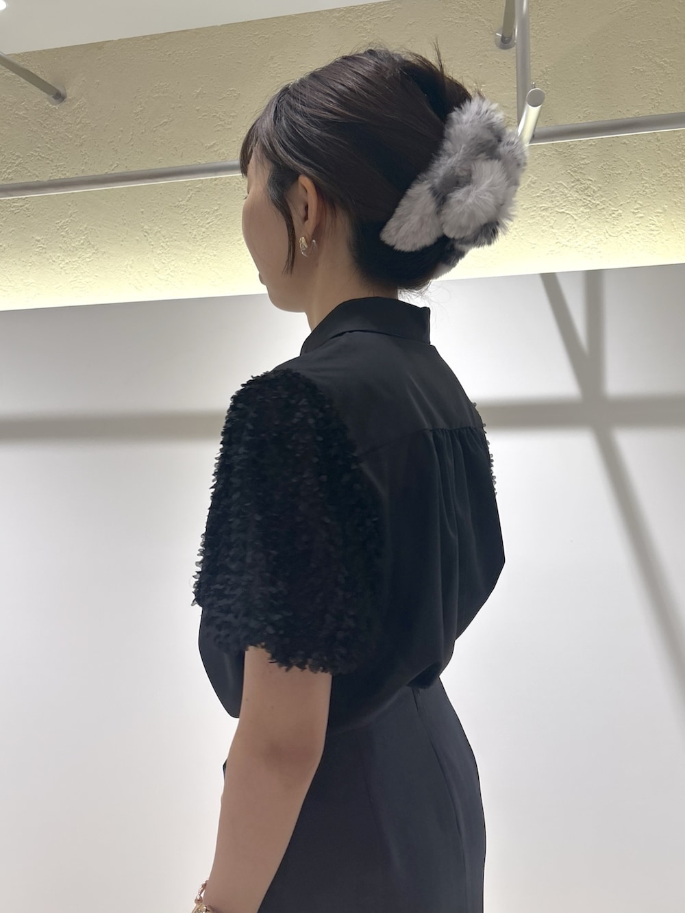 ブラック系のシャツ/ブラウス、ブラック系のトートバッグ、ブラック系のブーツを着用したレディースの夏コーディネートの6枚目の写真