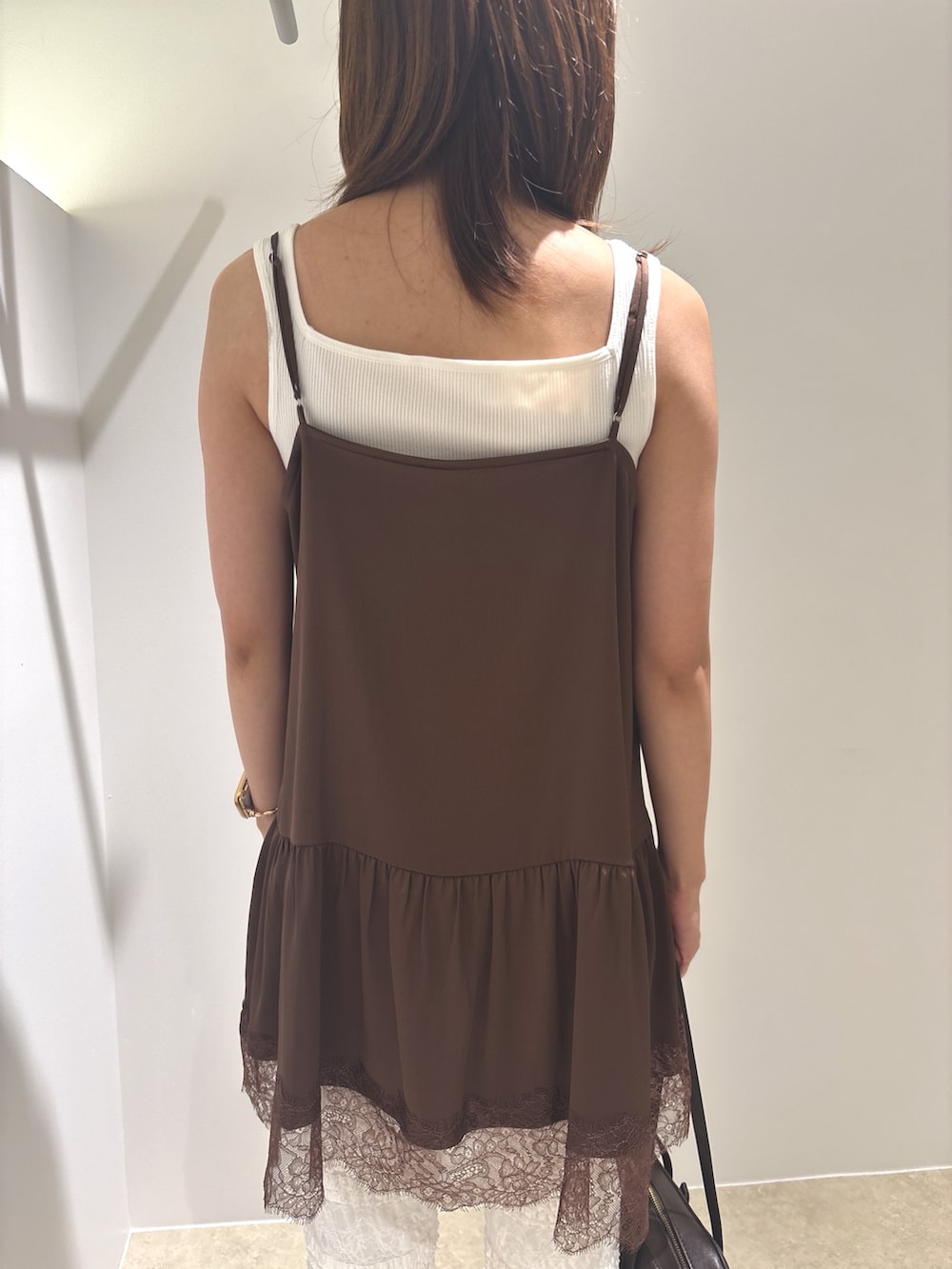 ブラウン系のキャミソール、ホワイト系のその他パンツ、ホワイト系のタンクトップを着用したレディースの夏コーディネートの8枚目の写真