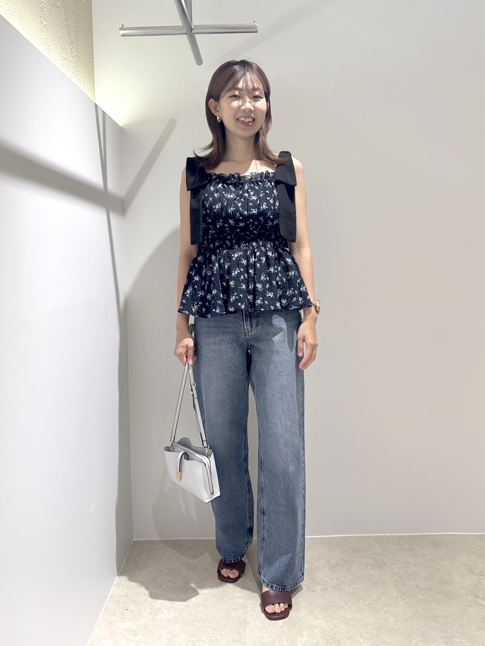 ブルー系のシャツ/ブラウス、ブルー系のデニムパンツ、ブルー系のショルダーバッグを着用したレディースの夏コーディネートの2枚目の写真