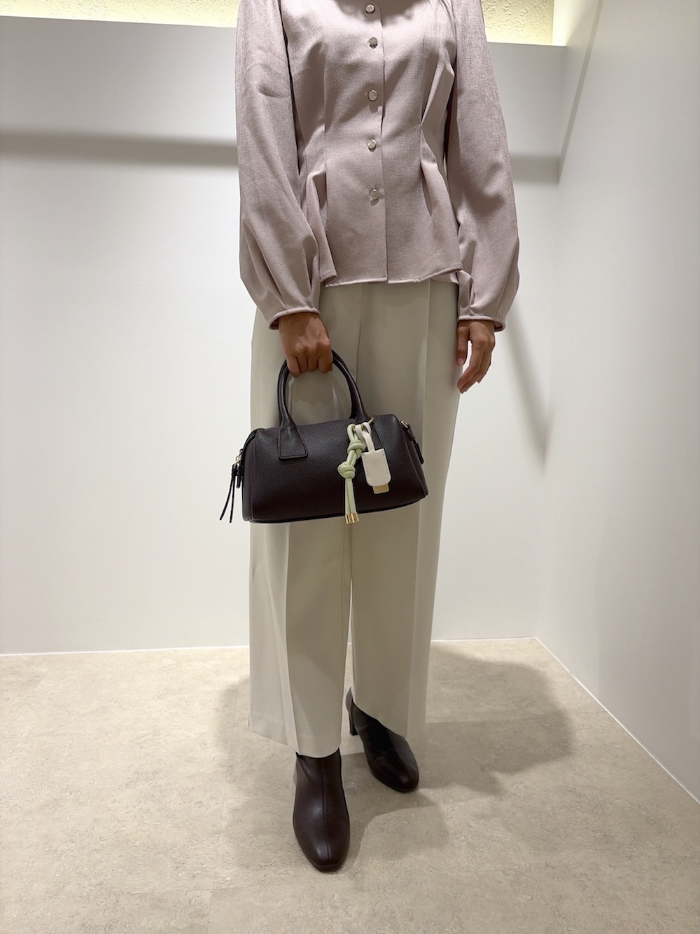 ピンク系のシャツ/ブラウス、ホワイト系のその他パンツ、ブラウン系のブーツを着用したレディースの秋コーディネートの8枚目の写真