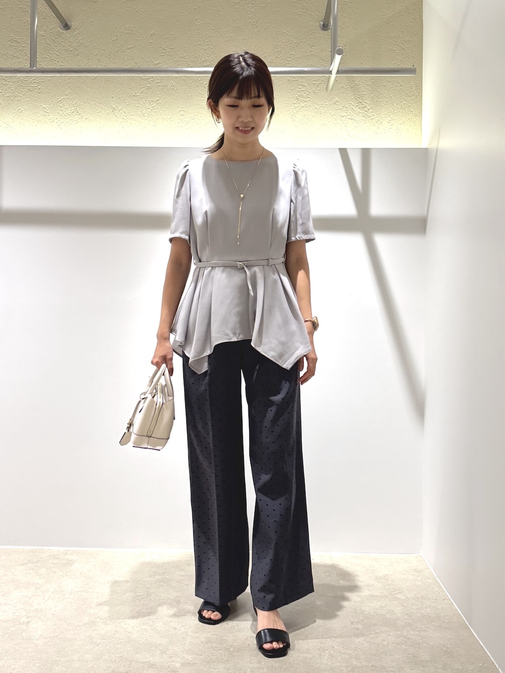 グレー系のシャツ/ブラウス、グレー系のその他パンツ、ブラック系のサンダルを着用したレディースの夏コーディネートの5枚目の写真