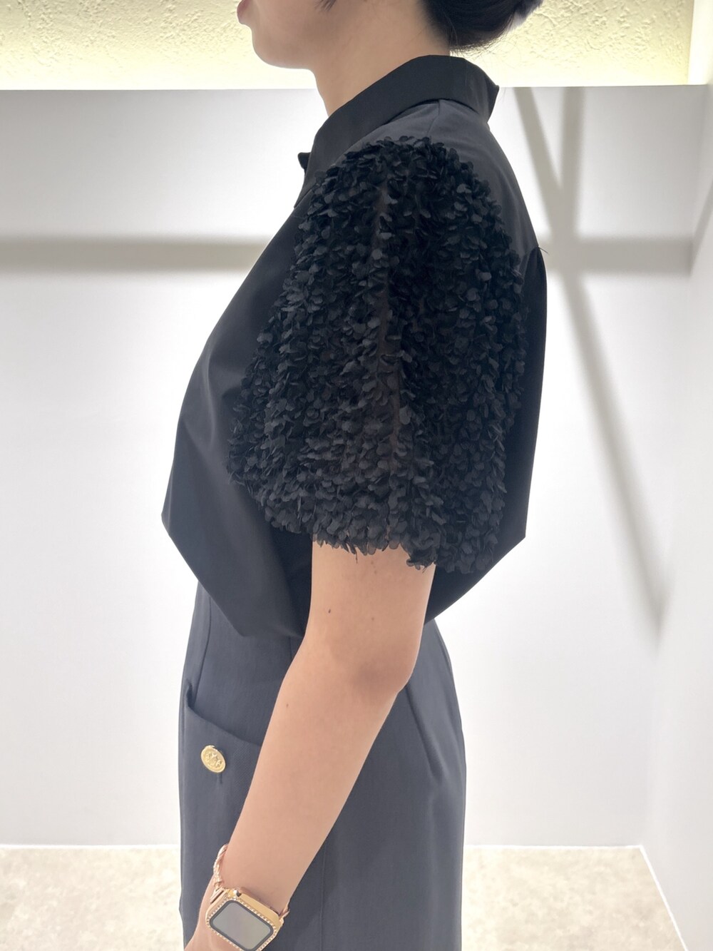 ブラック系のシャツ/ブラウス、ブラック系のトートバッグ、ブラック系のブーツを着用したレディースの夏コーディネートの5枚目の写真