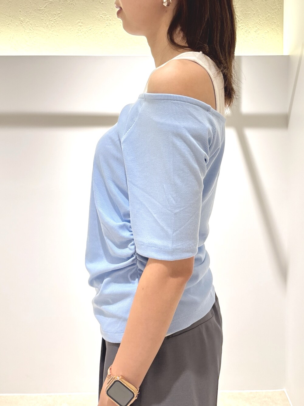 ブルー系のTシャツ/カットソー、グレー系のその他パンツ、ブラック系のサンダルを着用したレディースの夏コーディネートの6枚目の写真