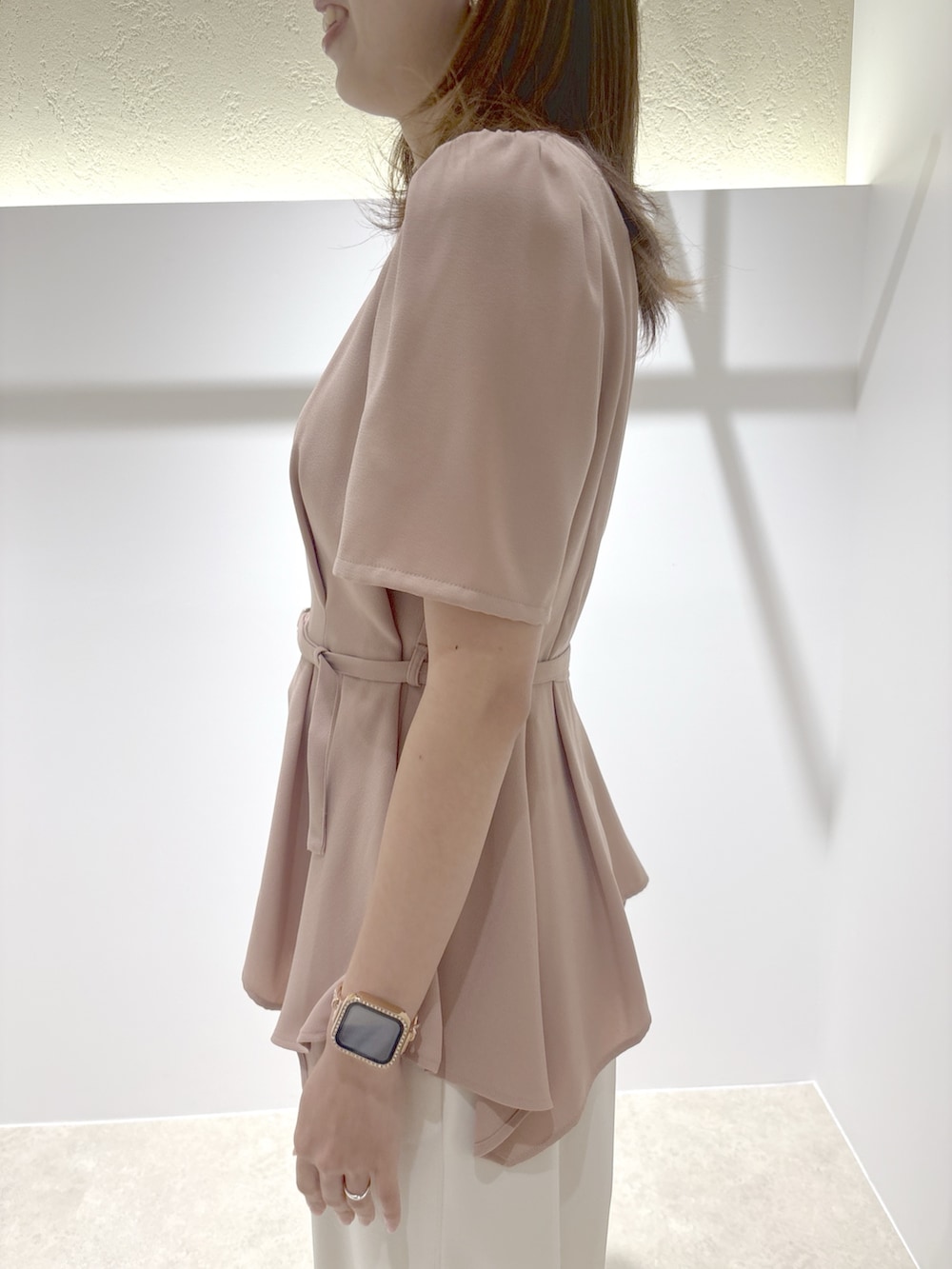 ピンク系のシャツ/ブラウス、ホワイト系のその他パンツ、ブラウン系のサンダルを着用したレディースの夏コーディネートの6枚目の写真