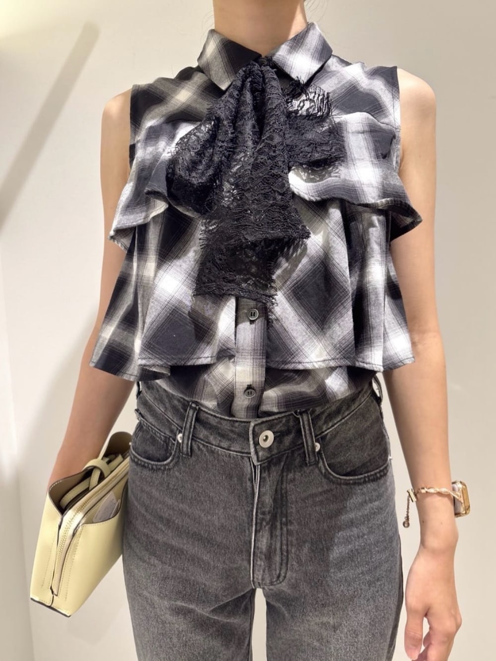 ブラック系のシャツ/ブラウス、ブラック系のデニムパンツ、ブラウン系のサンダルを着用したレディースの夏コーディネートの5枚目の写真