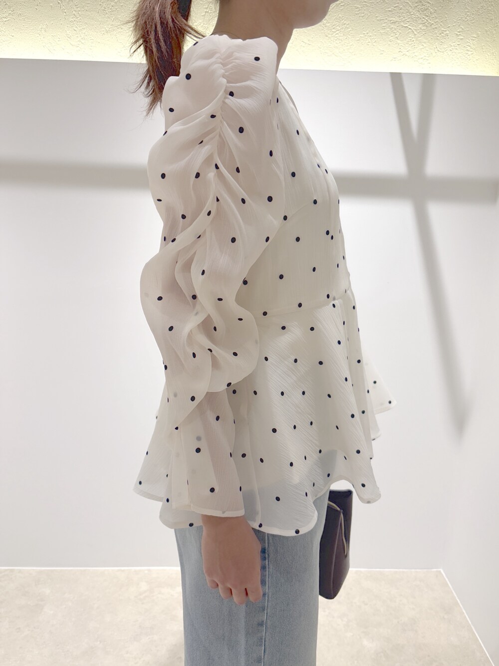 ホワイト系のシャツ/ブラウス、ブルー系のデニムパンツ、ブラウン系のサンダルを着用したレディースの夏コーディネートの6枚目の写真