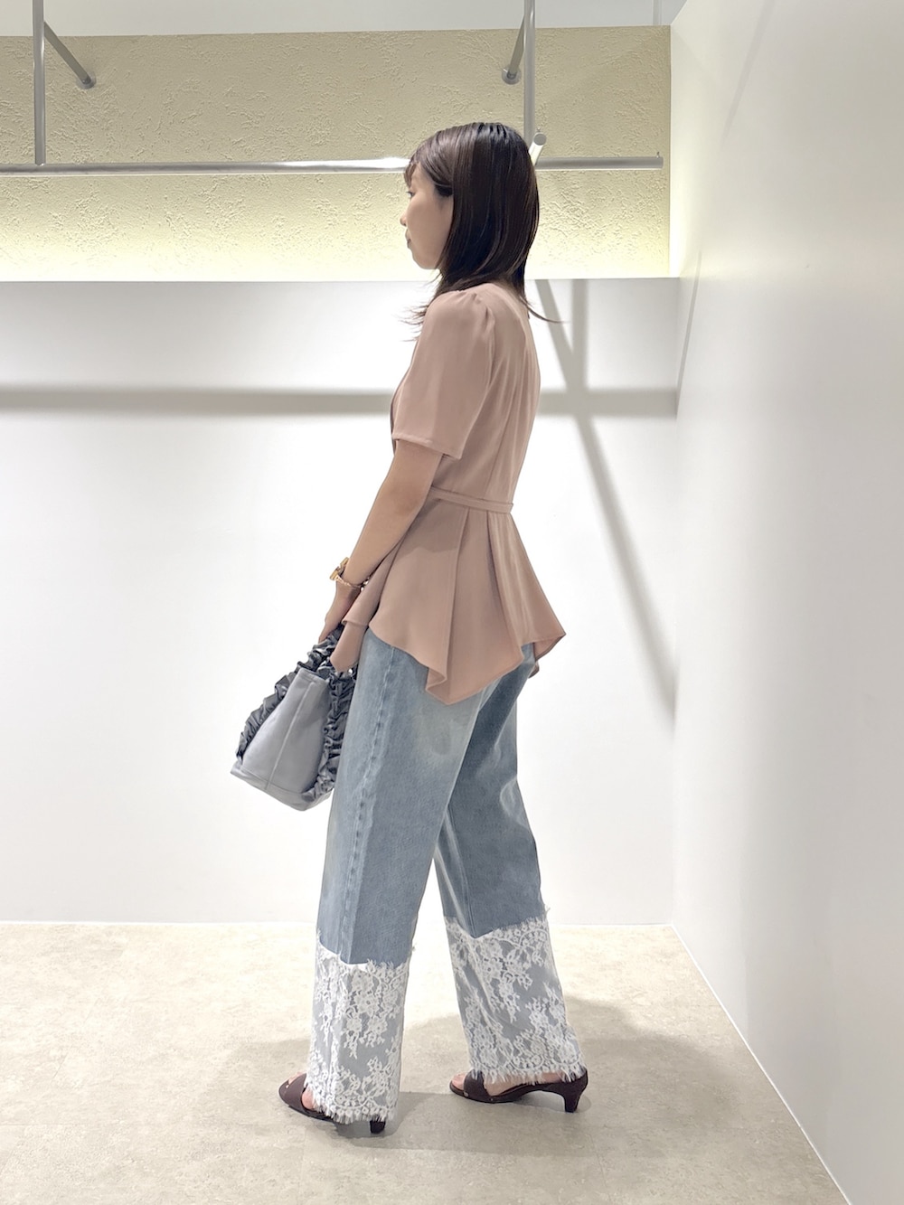 ピンク系のシャツ/ブラウス、ブルー系のデニムパンツ、ブラウン系のサンダルを着用したレディースの夏コーディネートの3枚目の写真