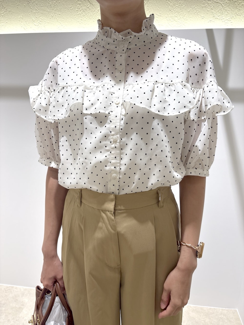 ホワイト系のシャツ/ブラウス、ベージュ系のその他パンツ、ブラウン系のサンダルを着用したレディースの夏コーディネートの5枚目の写真