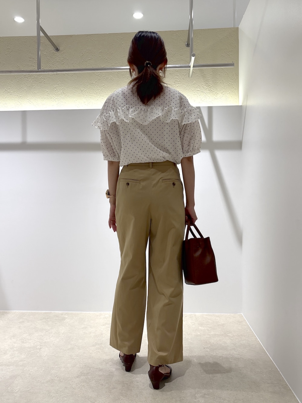 ホワイト系のシャツ/ブラウス、ベージュ系のその他パンツ、ブラウン系のサンダルを着用したレディースの夏コーディネートの3枚目の写真