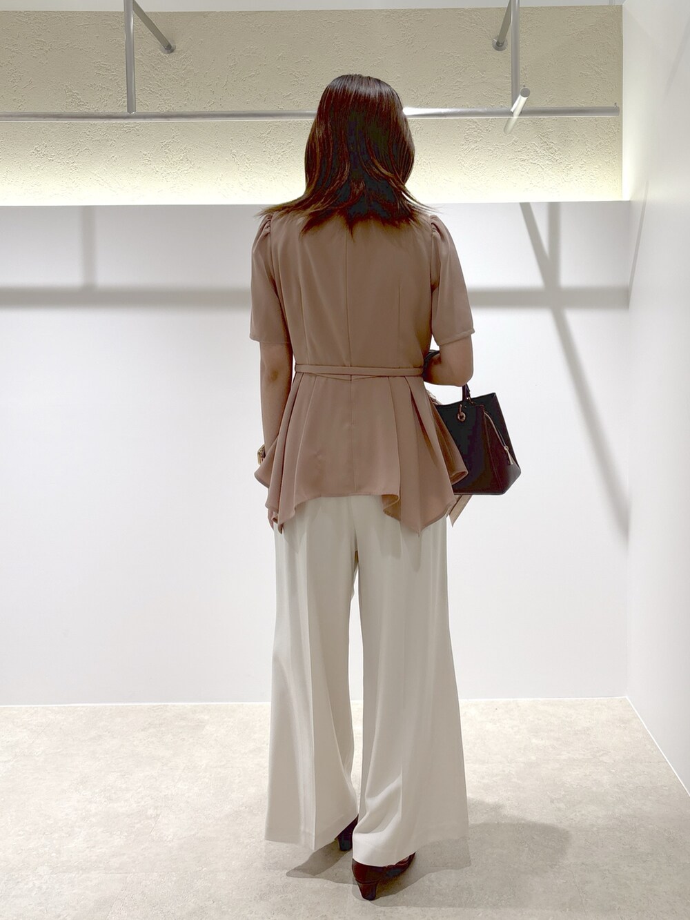ピンク系のシャツ/ブラウス、ホワイト系のその他パンツ、ブラウン系のサンダルを着用したレディースの夏コーディネートの4枚目の写真