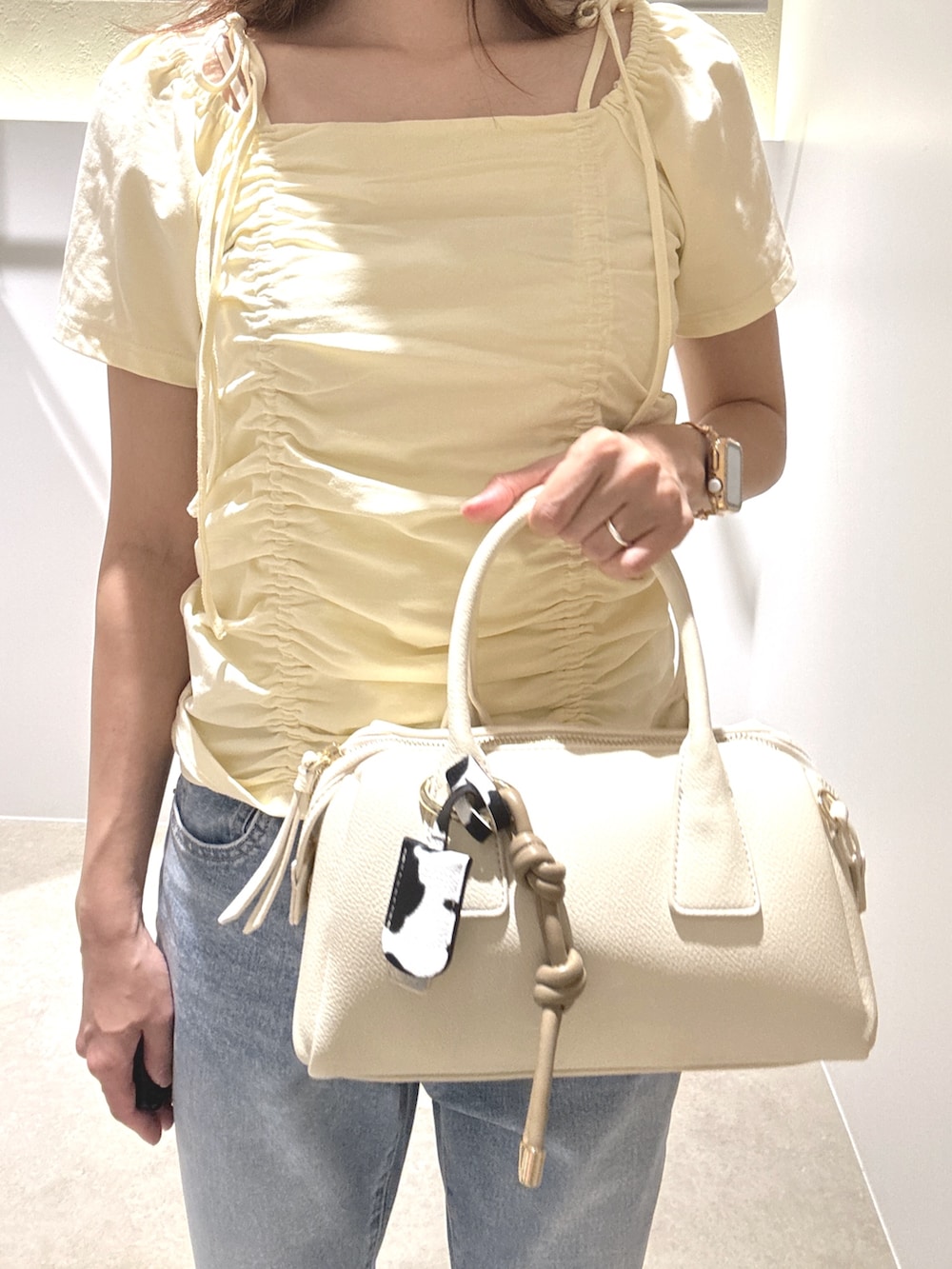 イエロー系のTシャツ/カットソー、ブルー系のデニムパンツ、ブラウン系のサンダルを着用したレディースの夏コーディネートの6枚目の写真