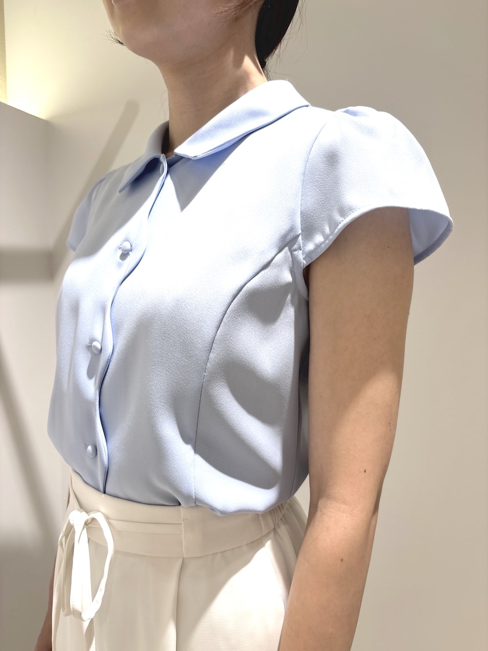 ブルー系のシャツ/ブラウス、ホワイト系のその他パンツ、ブラック系のサンダルを着用したレディースの夏コーディネートの5枚目の写真