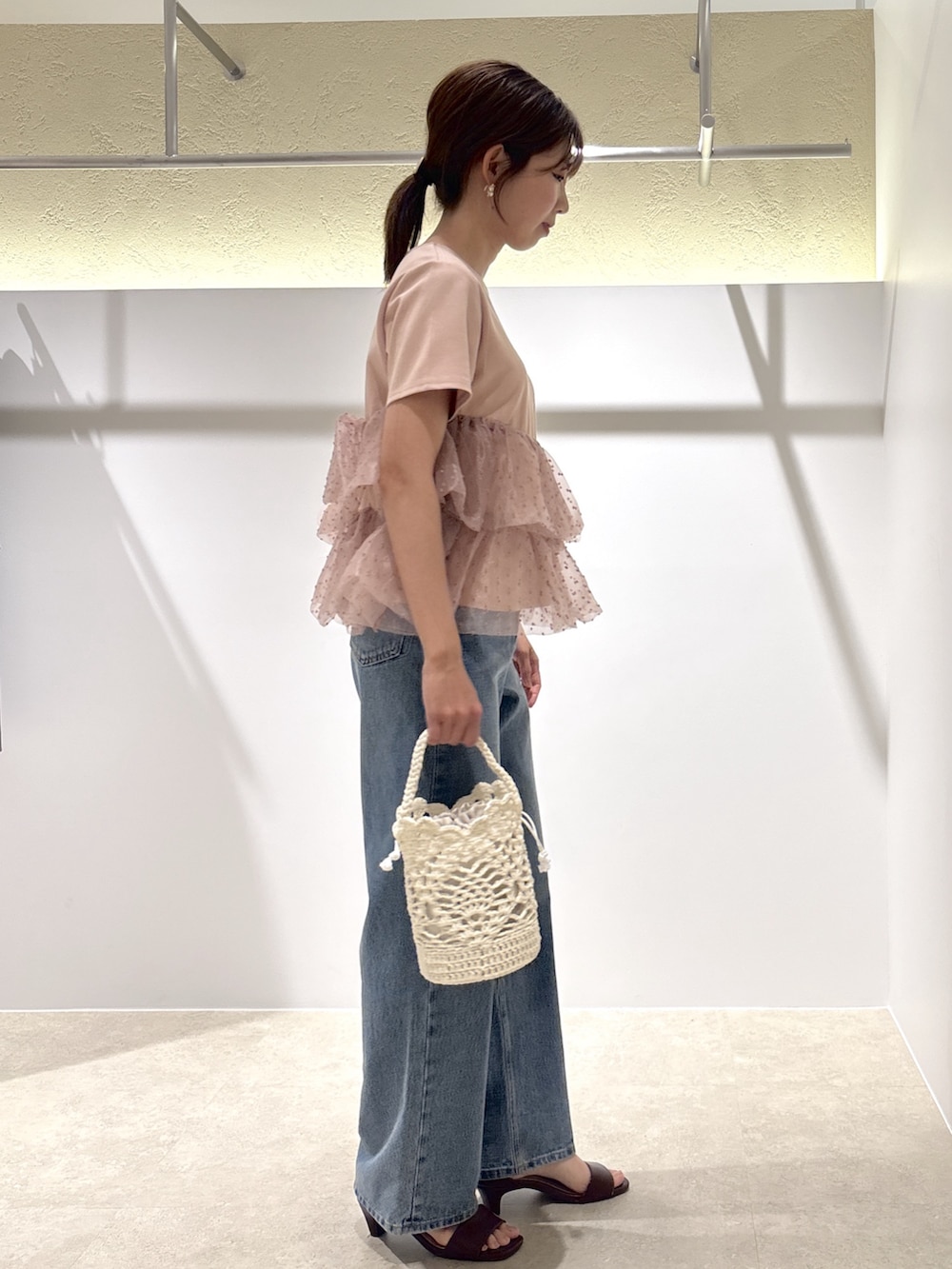 ピンク系のTシャツ/カットソー、ブルー系のデニムパンツ、ブラウン系のサンダルを着用したレディースの夏コーディネートの4枚目の写真