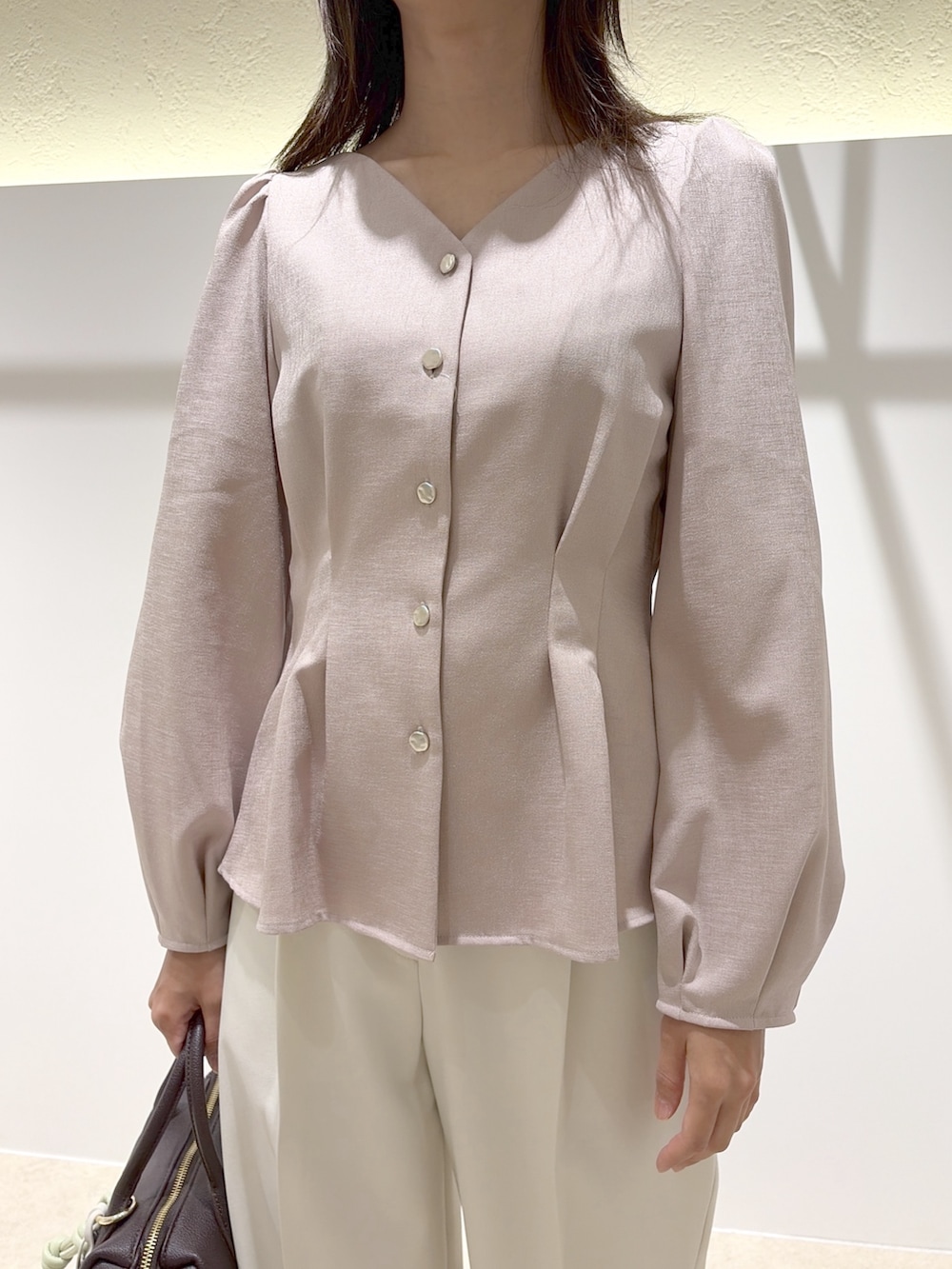 ピンク系のシャツ/ブラウス、ホワイト系のその他パンツ、ブラウン系のブーツを着用したレディースの秋コーディネートの5枚目の写真