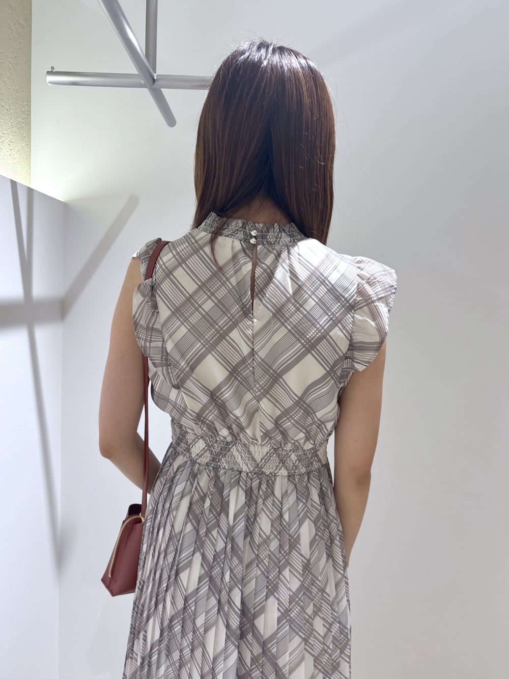 ベージュ系のワンピース、レッド系のショルダーバッグ、ブラウン系のサンダルを着用したレディースの夏コーディネートの6枚目の写真