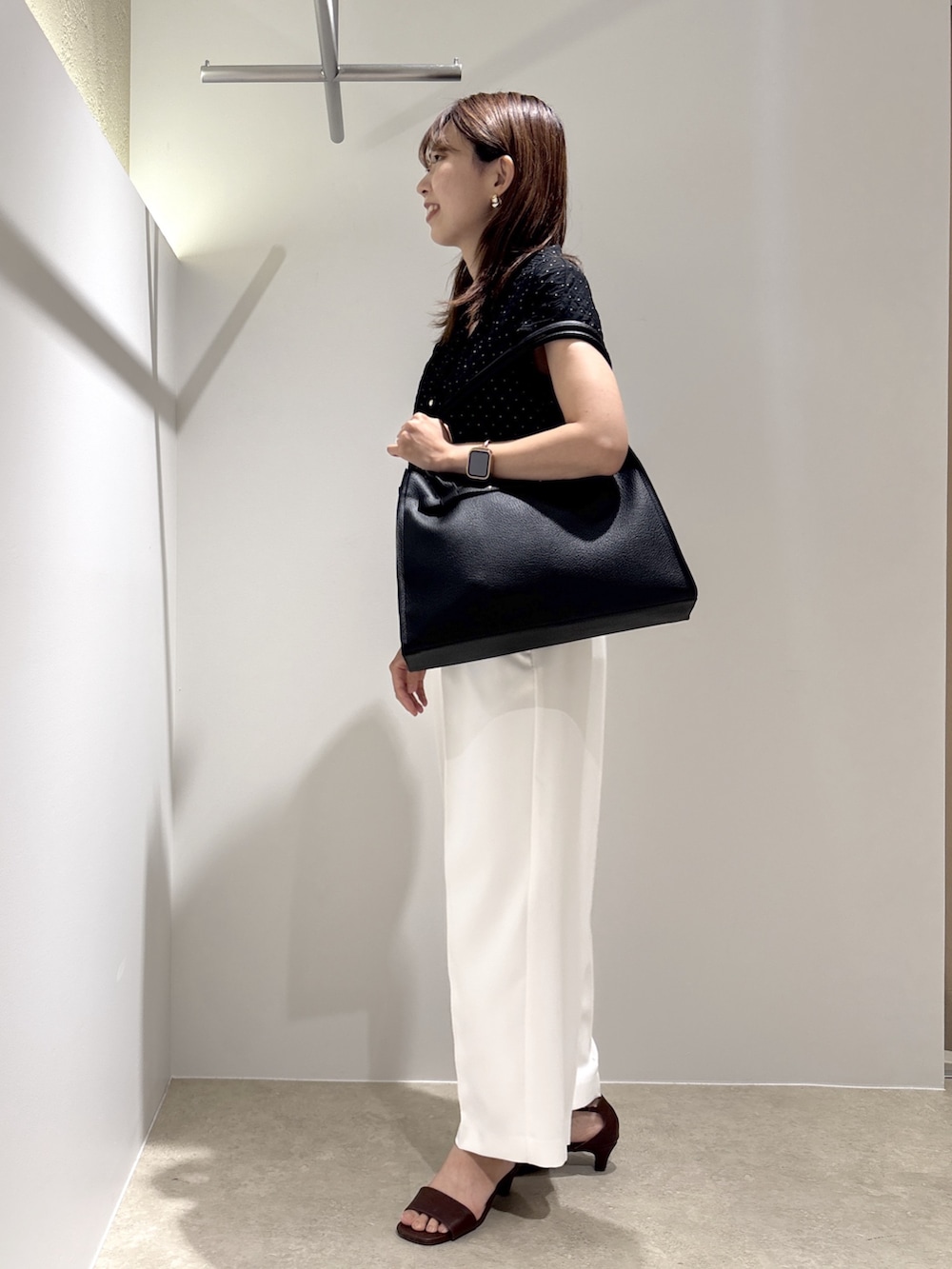 ブラック系のシャツ/ブラウス、ホワイト系のその他パンツ、ブラウン系のサンダルを着用したレディースの夏コーディネートの3枚目の写真