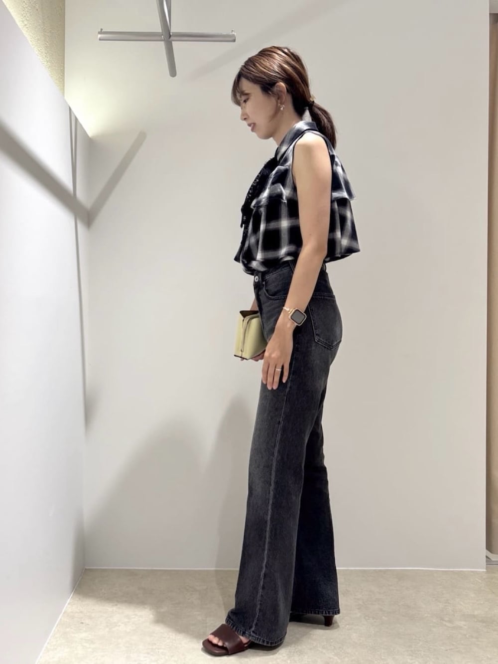 ブラック系のシャツ/ブラウス、ブラック系のデニムパンツ、ブラウン系のサンダルを着用したレディースの夏コーディネートの2枚目の写真