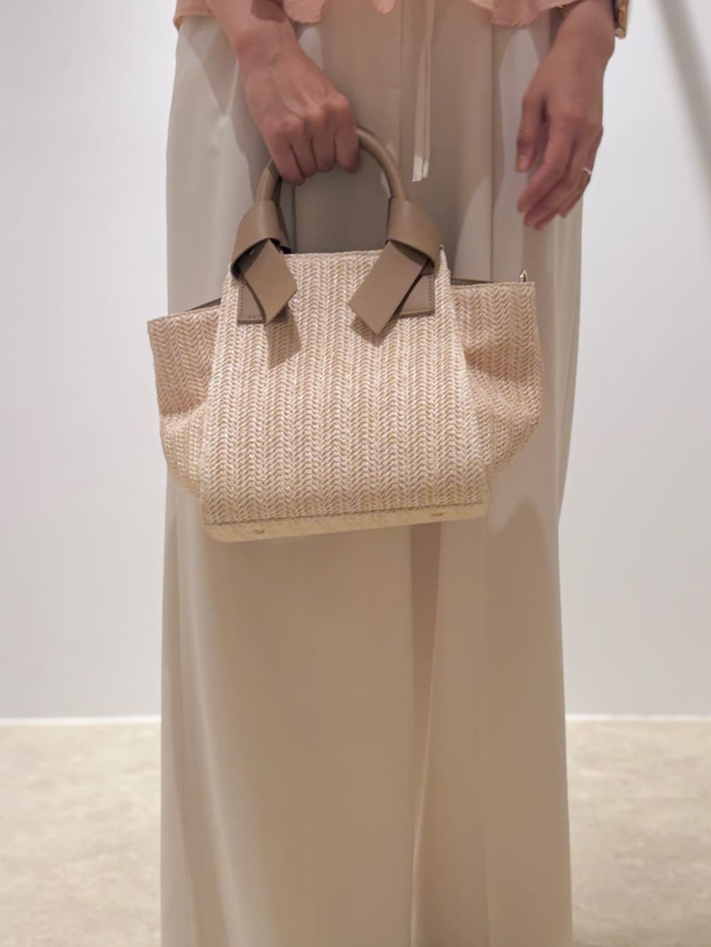 ピンク系のシャツ/ブラウス、ホワイト系のその他パンツ、ブラウン系のサンダルを着用したレディースの夏コーディネートの9枚目の写真
