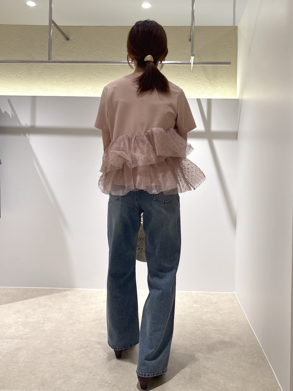 ピンク系のTシャツ/カットソー、ブルー系のデニムパンツ、ブラウン系のサンダルを着用したレディースの夏コーディネートの3枚目の写真