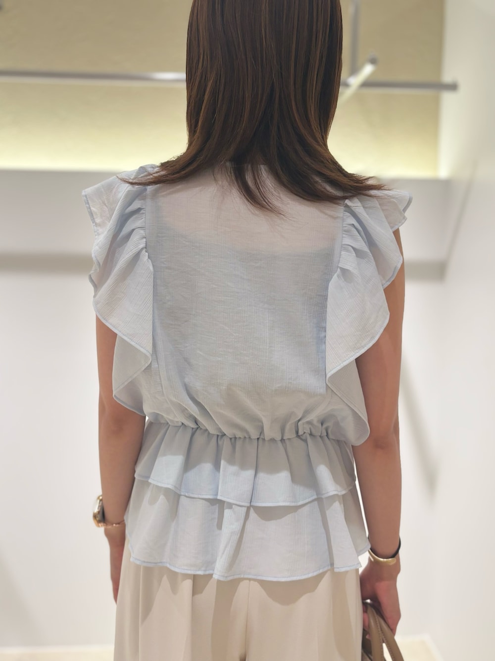 ブルー系のシャツ/ブラウス、ホワイト系のその他パンツ、ホワイト系のトートバッグを着用したレディースの夏コーディネートの7枚目の写真