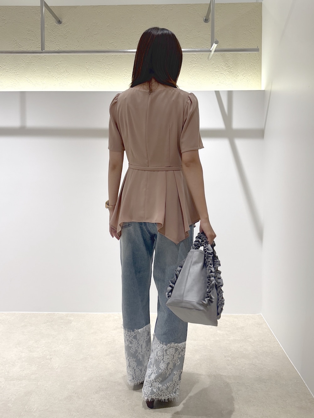 ピンク系のシャツ/ブラウス、ブルー系のデニムパンツ、ブラウン系のサンダルを着用したレディースの夏コーディネートの4枚目の写真