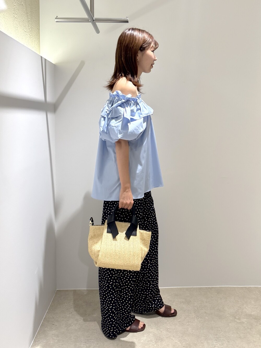 ブルー系のシャツ/ブラウス、ブラック系のその他パンツ、ブラウン系のサンダルを着用したレディースの夏コーディネートの4枚目の写真