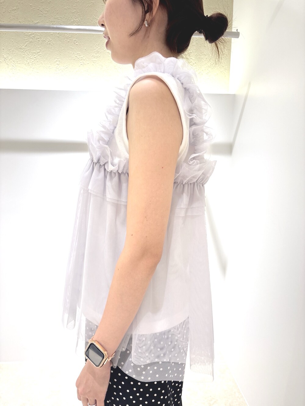 ホワイト系のTシャツ/カットソー、ブラック系のその他パンツ、ベージュ系のかごバッグを着用したレディースの夏コーディネートの6枚目の写真