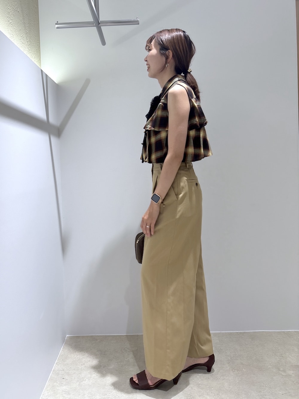 ベージュ系のシャツ/ブラウス、ベージュ系のその他パンツ、ブラウン系のサンダルを着用したレディースの夏コーディネートの3枚目の写真