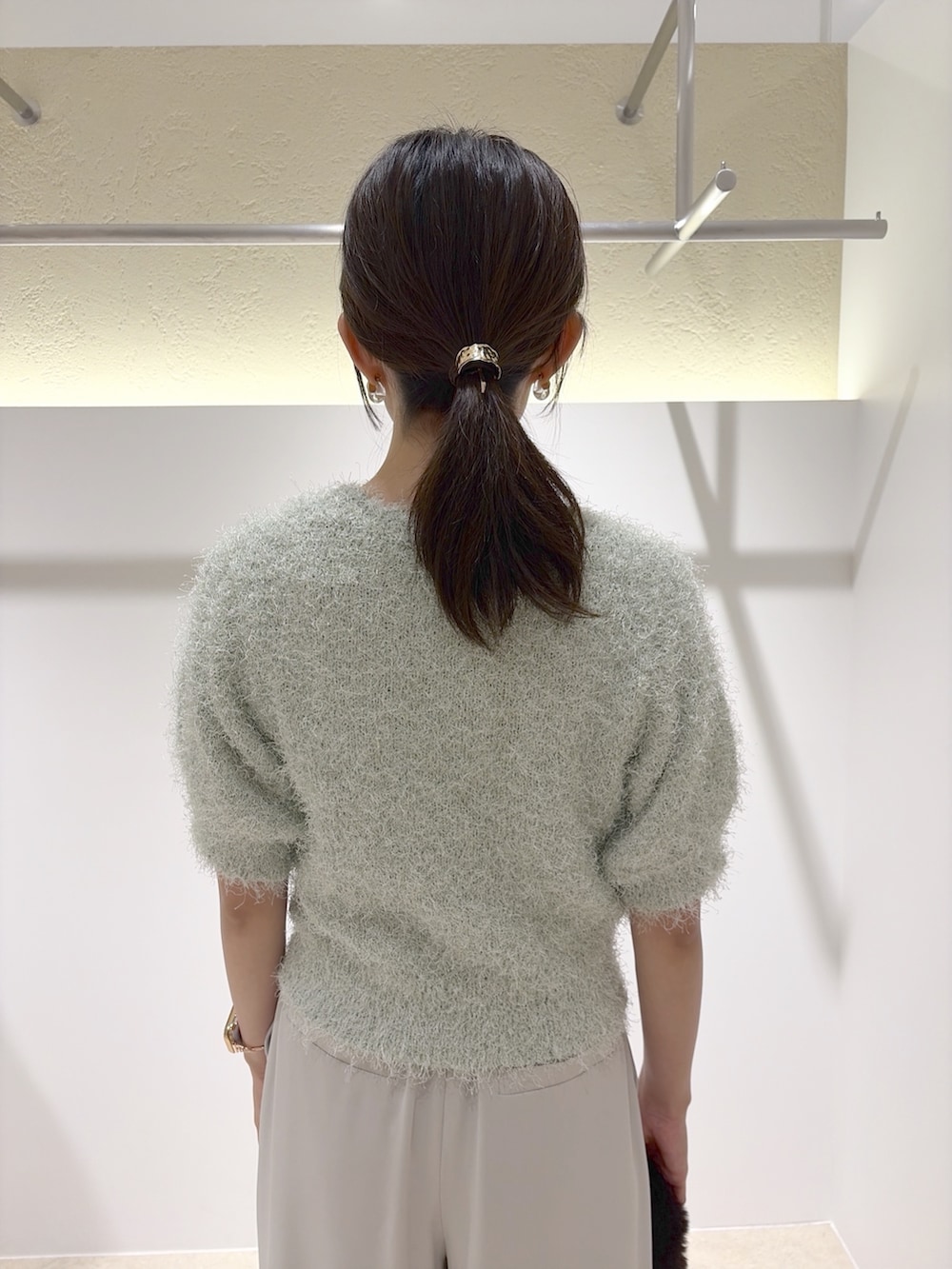 グリーン系のニット/セーター、ベージュ系のその他パンツ、ブラック系のローファーを着用したレディースの秋コーディネートの7枚目の写真
