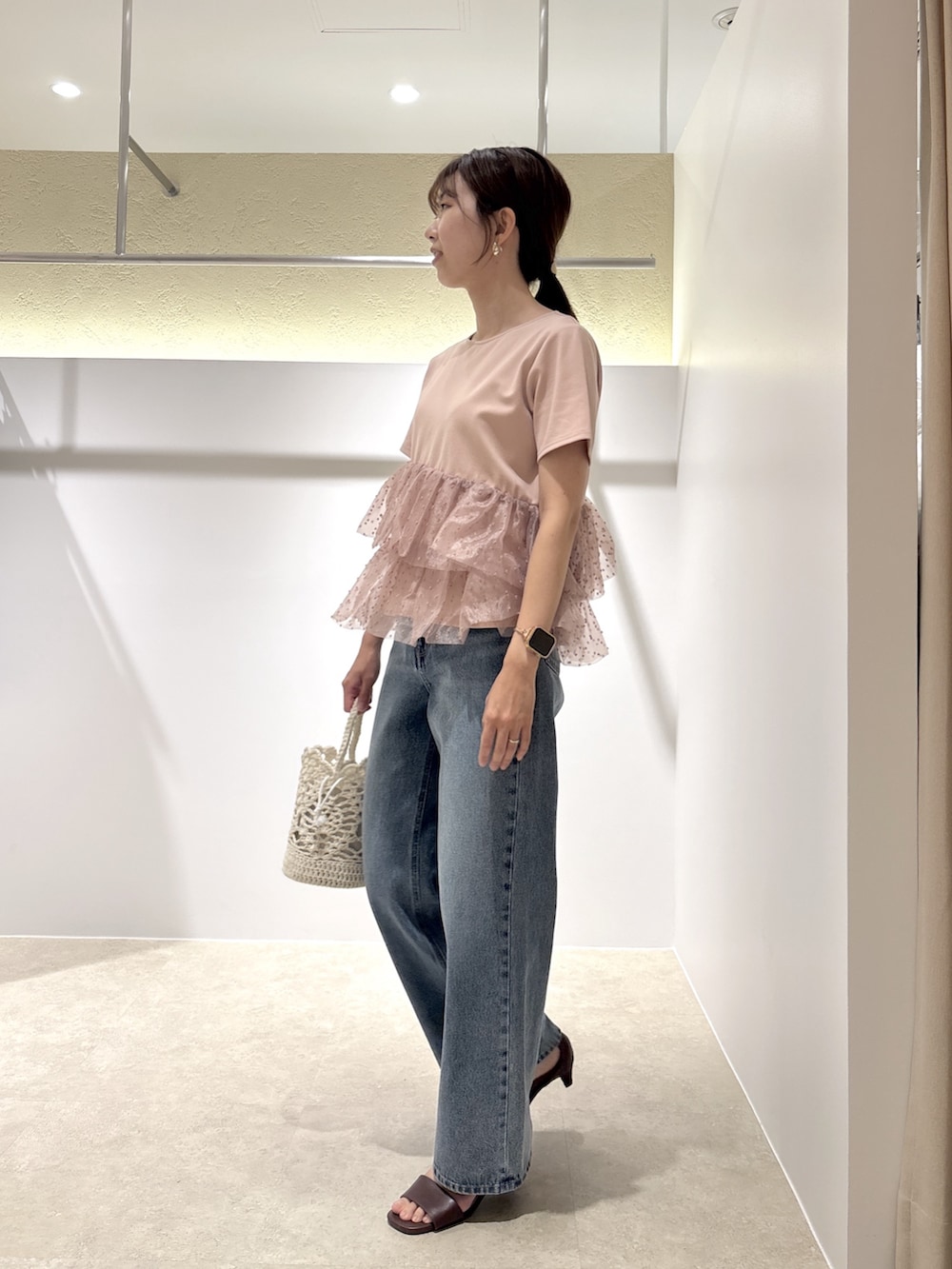 ピンク系のTシャツ/カットソー、ブルー系のデニムパンツ、ブラウン系のサンダルを着用したレディースの夏コーディネートの2枚目の写真