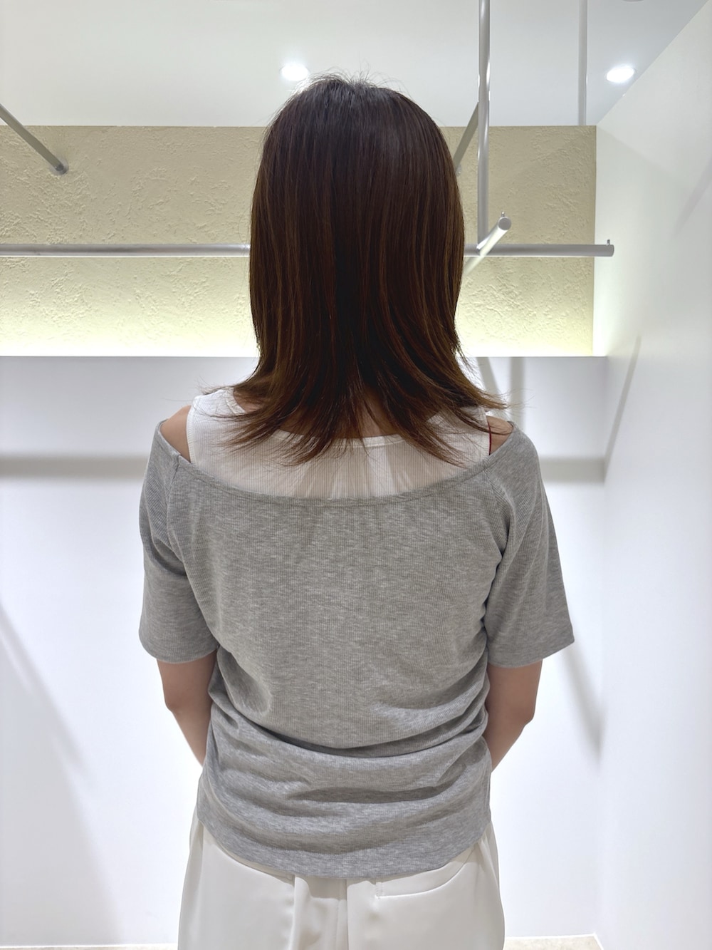 グレー系のTシャツ/カットソー、ホワイト系のその他パンツ、ブラック系のボストンバッグを着用したレディースの夏コーディネートの9枚目の写真