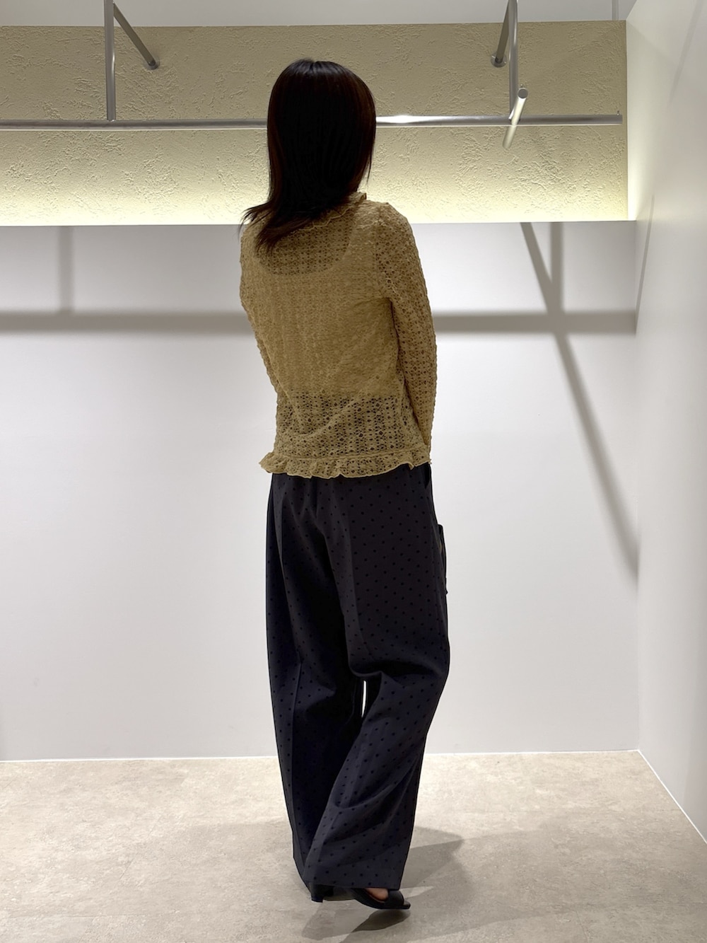 イエロー系のカーディガン/ボレロ、グレー系のその他パンツ、ブラック系のサンダルを着用したレディースの夏コーディネートの3枚目の写真