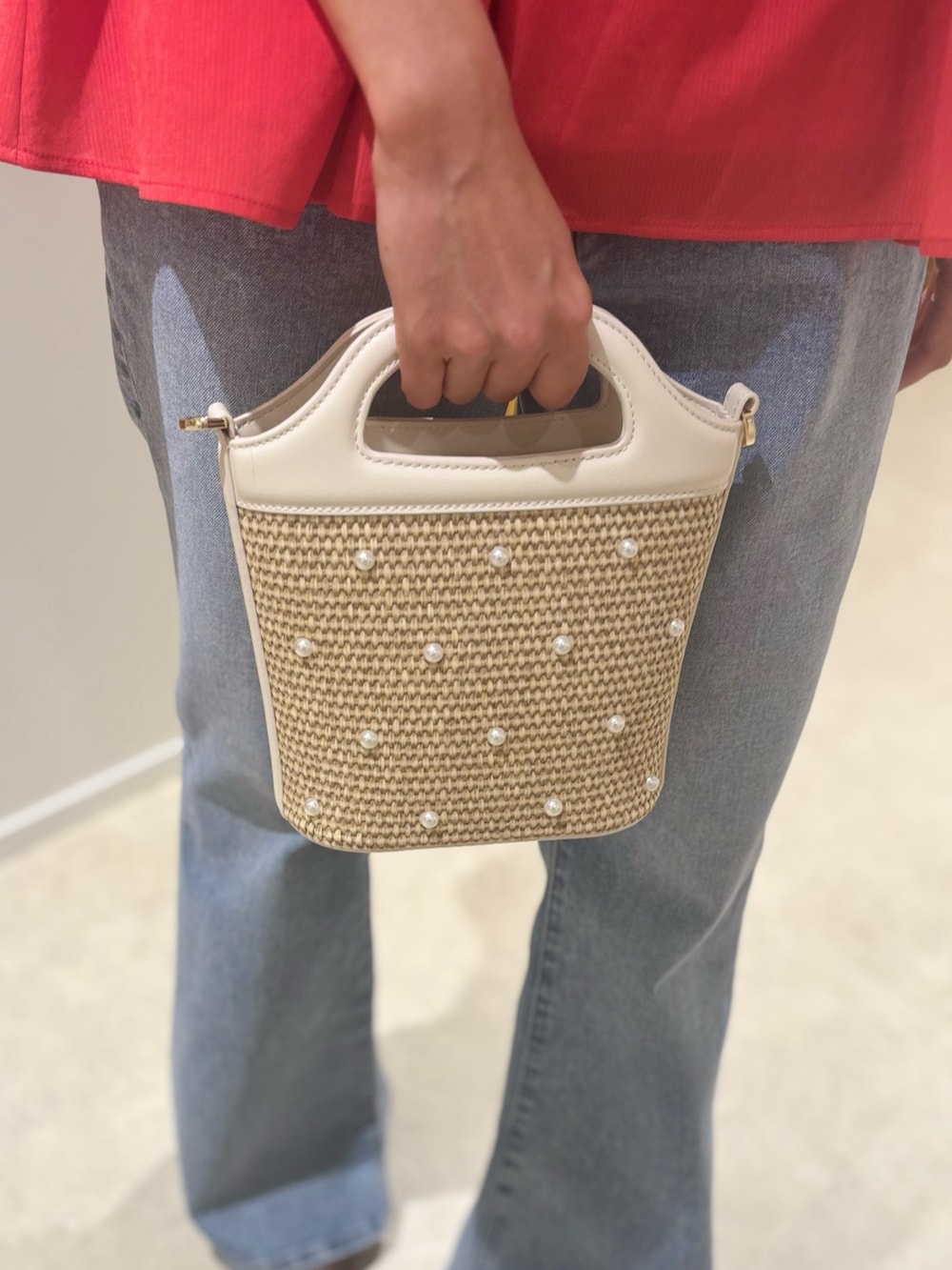 レッド系のシャツ/ブラウス、ベージュ系のバッグ、ブラウン系のサンダルを着用したレディースの夏コーディネートの8枚目の写真