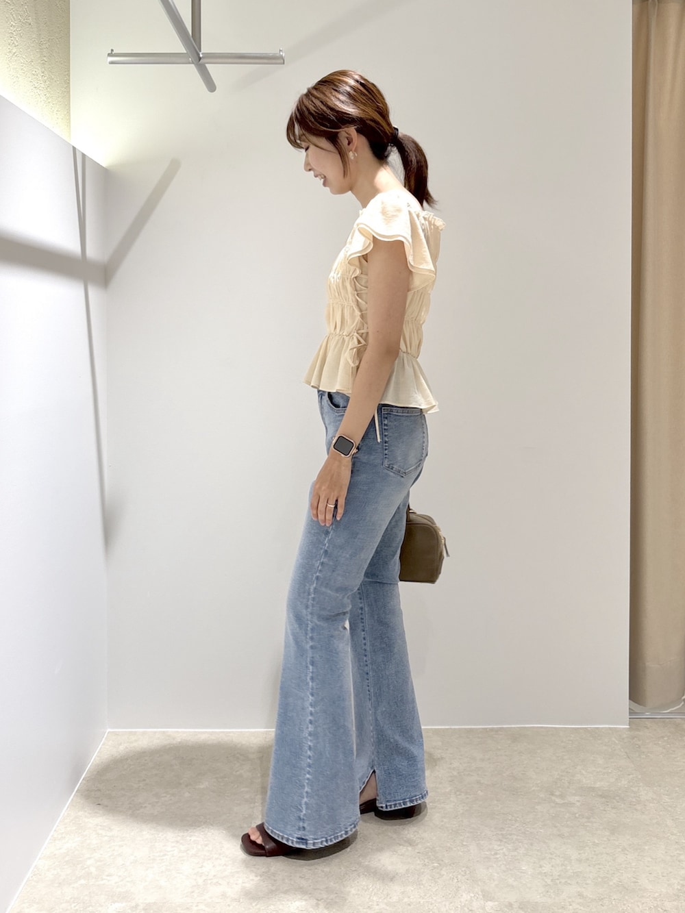 ピンク系のシャツ/ブラウス、ブルー系のデニムパンツ、ブラック系のボストンバッグを着用したレディースの夏コーディネートの3枚目の写真