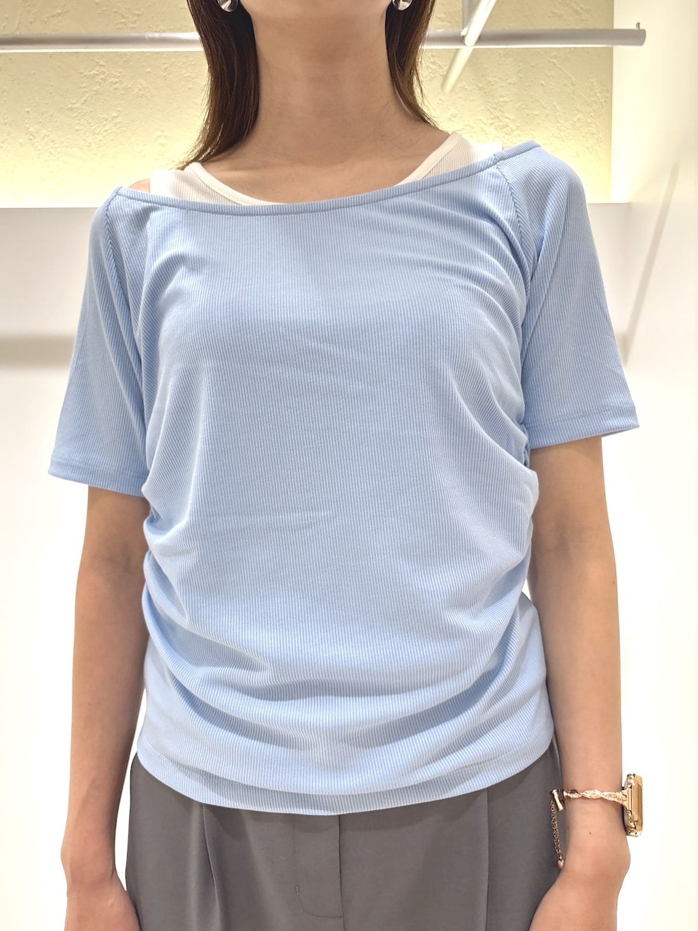 ブルー系のTシャツ/カットソー、グレー系のその他パンツ、ブラック系のサンダルを着用したレディースの夏コーディネートの4枚目の写真