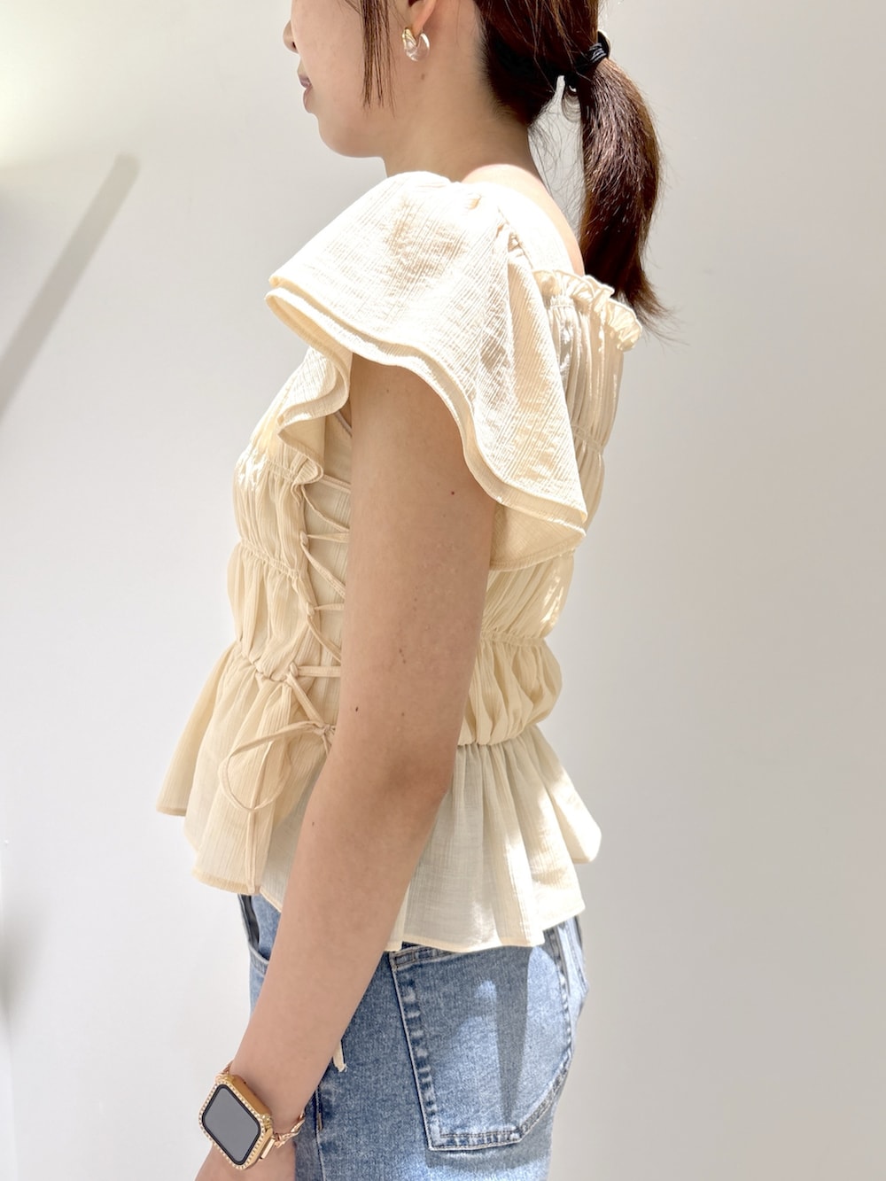 ピンク系のシャツ/ブラウス、ブルー系のデニムパンツ、ブラック系のボストンバッグを着用したレディースの夏コーディネートの7枚目の写真
