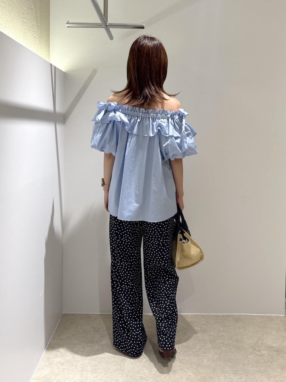 ブルー系のシャツ/ブラウス、ブラック系のその他パンツ、ブラウン系のサンダルを着用したレディースの夏コーディネートの3枚目の写真