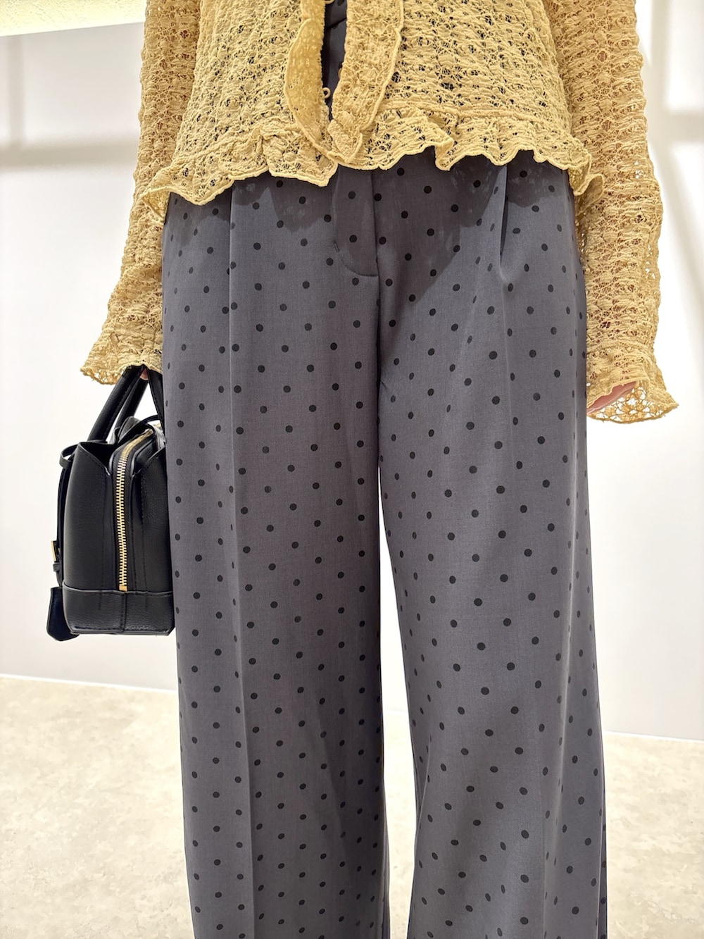 イエロー系のカーディガン/ボレロ、グレー系のその他パンツ、ブラック系のサンダルを着用したレディースの夏コーディネートの6枚目の写真