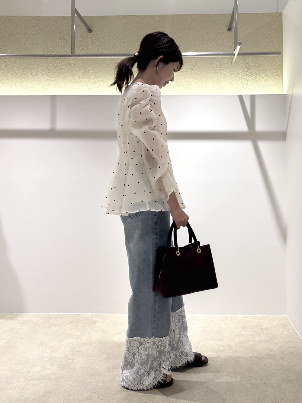 ホワイト系のシャツ/ブラウス、ブルー系のデニムパンツ、ブラウン系のサンダルを着用したレディースの夏コーディネートの4枚目の写真